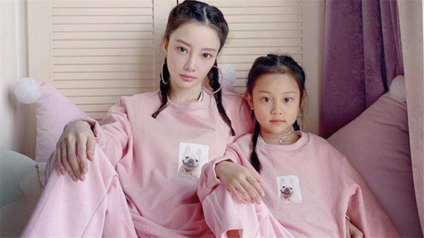 李小璐与甜馨穿亲子装出镜，同台跳舞太有爱，直言女儿是闺蜜
