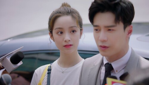 《楼下女友请签收》第29集看点：叶菲墨温小暖恋情曝光 媒体围追堵截争相吃瓜
