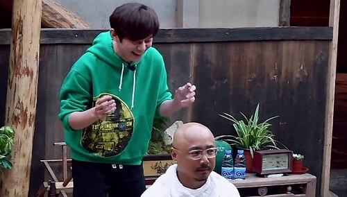 托尼何为徐峥洗头，仿佛在给一颗珍贵的卤蛋按摩，就差一点茶叶了
