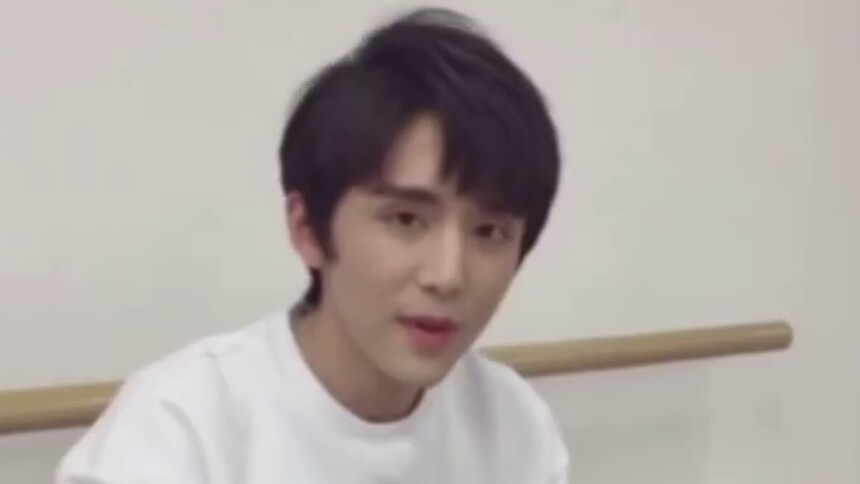 张新成 弹唱《彩虹》