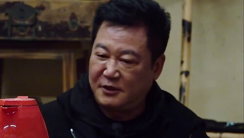 这是什么游戏？！宝刚导演拼尽想象力说的词，字幕君表示完全译不出！