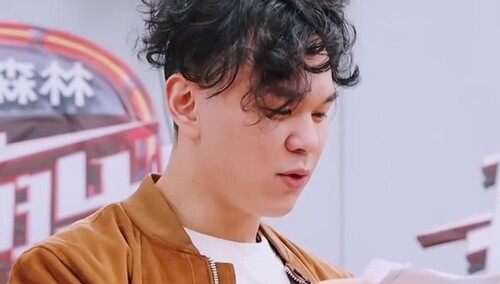 《乐队修炼手册》：郑伟杰念歌词难倒全组 能看到后期字幕的我特想抢答