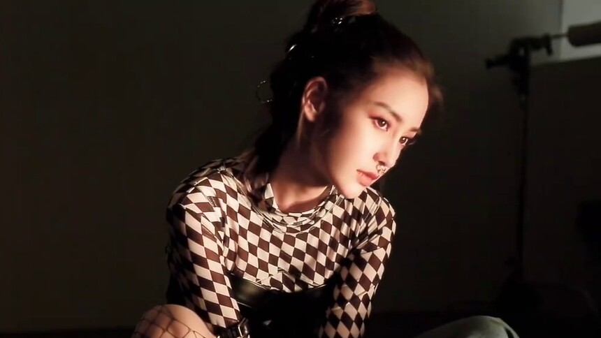 【OK!精彩】想知道杨颖朋克造型小野猫的变身过程？生气了会怎样？近期爱买好物？
