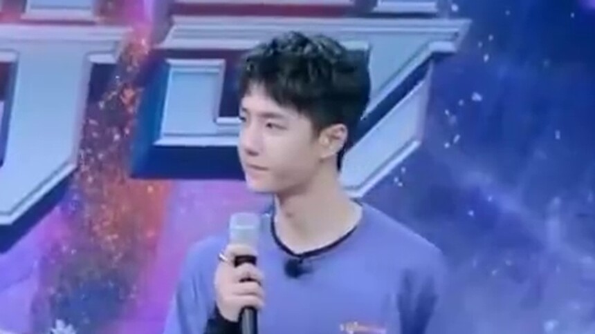 王一博还原UNIQ时期的ending pose！拍证件照的既视感，一本正经的高冷啵啵太可爱了