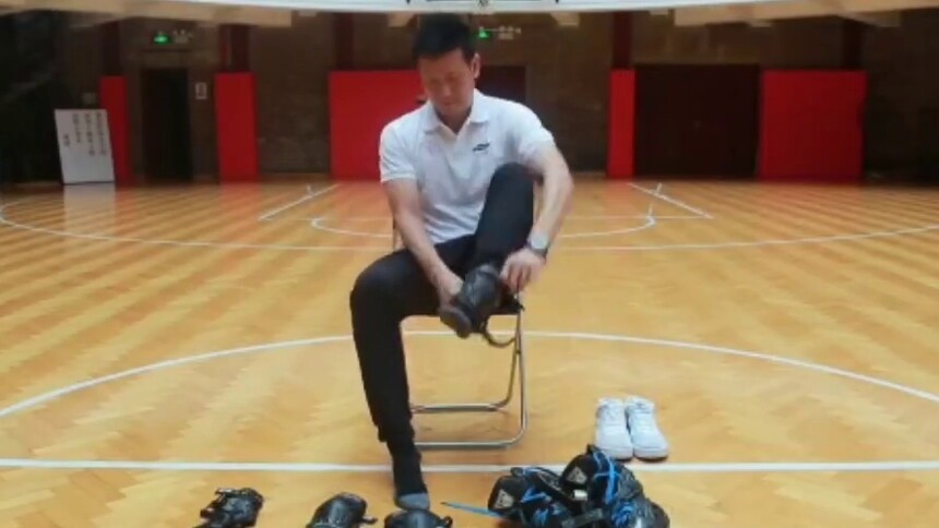 清华李波教轮滑|穿戴护具和轮滑鞋