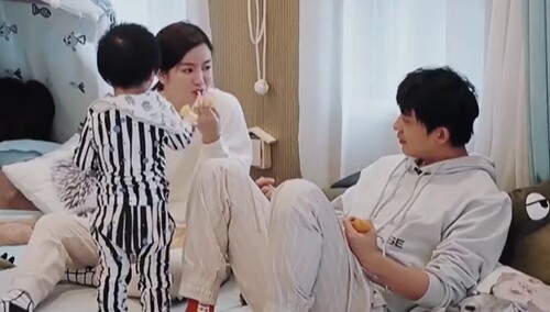 《婆婆和妈妈》独家彩蛋：李晟儿子情商有多高？溅到妈妈身上果汁都是爱啊