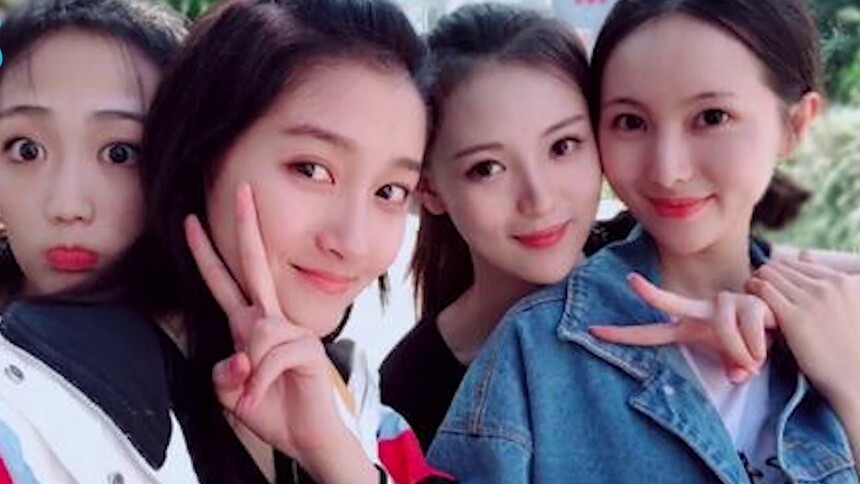 学霸人设翻车？关晓彤疑似延迟毕业，北电毕业名单未见其名