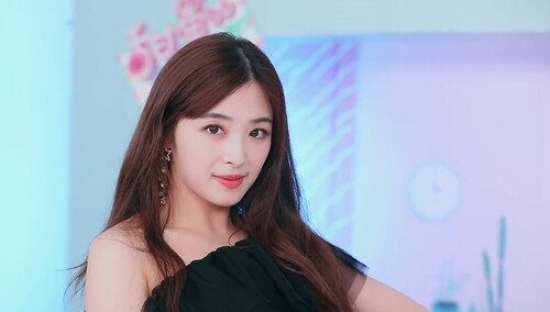 张含韵自称“搞笑艺人”  现场展示绝美回眸杀！