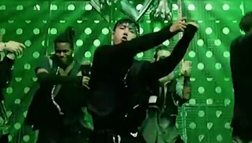 王一博蓝绿脏辫造型跳锁链威亚舞，满满swag！不愧是酷盖