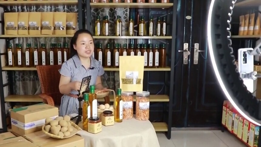 （走向我们的小康生活）龙山：轮椅上的直播带货姑娘