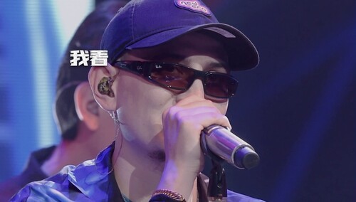 彩蛋：哈人演出戴墨镜的原因找到了！派克特艾热忘词狂瞄提词器