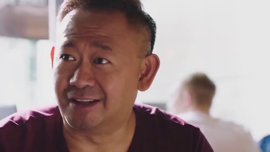 谢桥等人在咖啡馆聚会分享各自的好消息