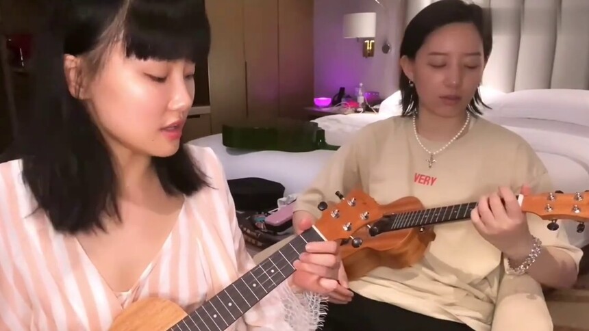 李斯丹妮&黄龄：LEE的vlog第二期-黄总带小李弹唱