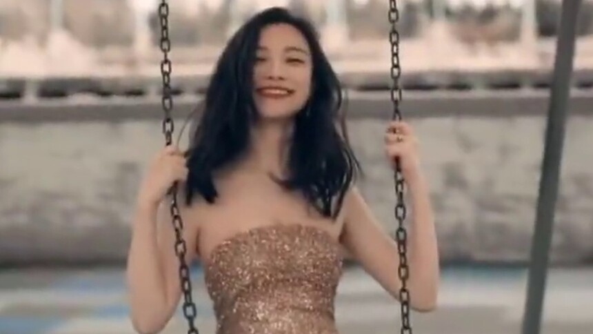 倪妮身着一袭金色珍珠人鱼裙，凸显曼妙身姿，优雅又性感