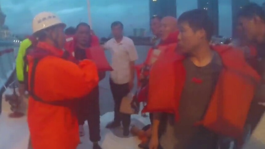 “森拉克”台风致15名渔民三亚遇险 已成功获救