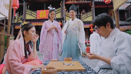 妻子的浪漫旅行4 会员Plus版第13期：谢娜兴致大发秀“鹤拳” 吉娜郎朗古街开启五子棋大赛
