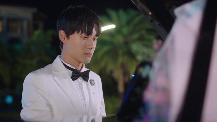 森禾穿白色西装化身钢琴王子