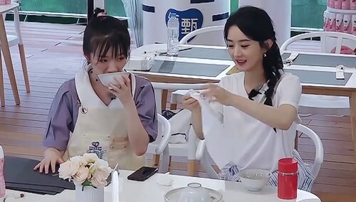 李浩菲贴心煮姜汤 赵丽颖解锁纸巾多种用法