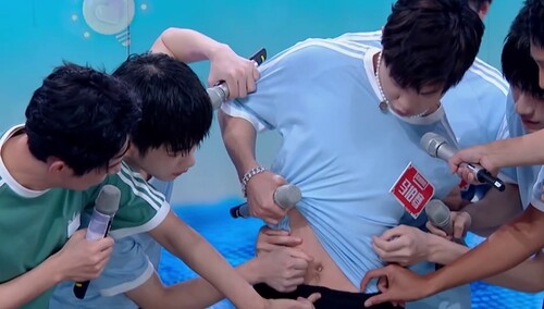 周震南抠马伯骞肚脐眼 为了赢拼了