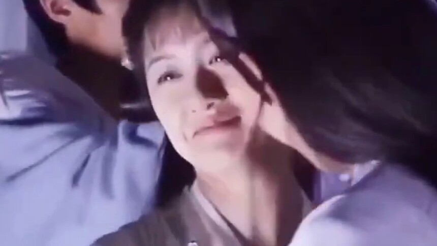 《琉璃》镜头背后成毅借着工作名义亲亲袁冰妍了，两人还笑的那么甜！磕到了