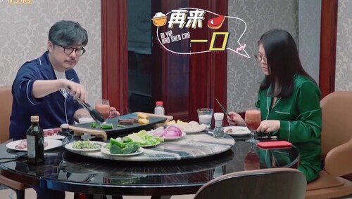 王岳伦早起做烤肉 李湘吐槽王岳伦把自己喂胖