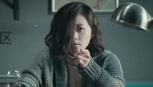 万茜抱女儿妈妈力十足，黄发男全程陪伴好亲密，老公曝光？