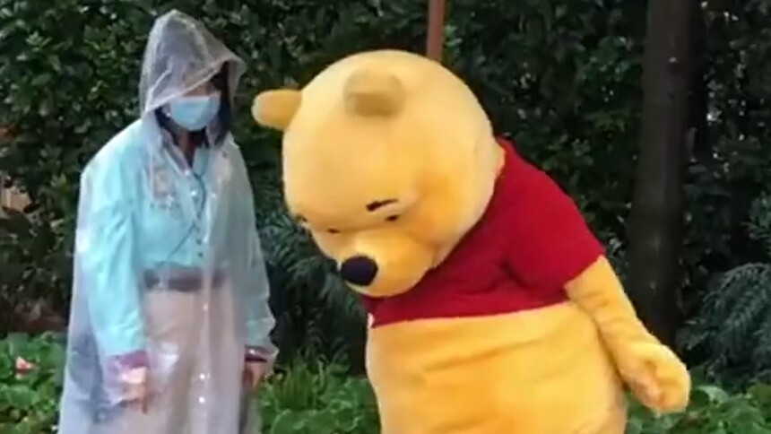 这大概就是雨天的烦恼！维尼小熊：你看我的鞋子都进水了！