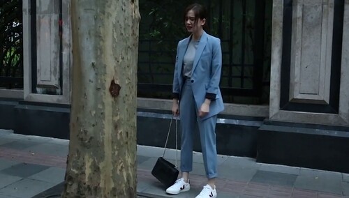 《亲爱的自己》独家花絮：刘诗诗街头崩溃疯狂踹树