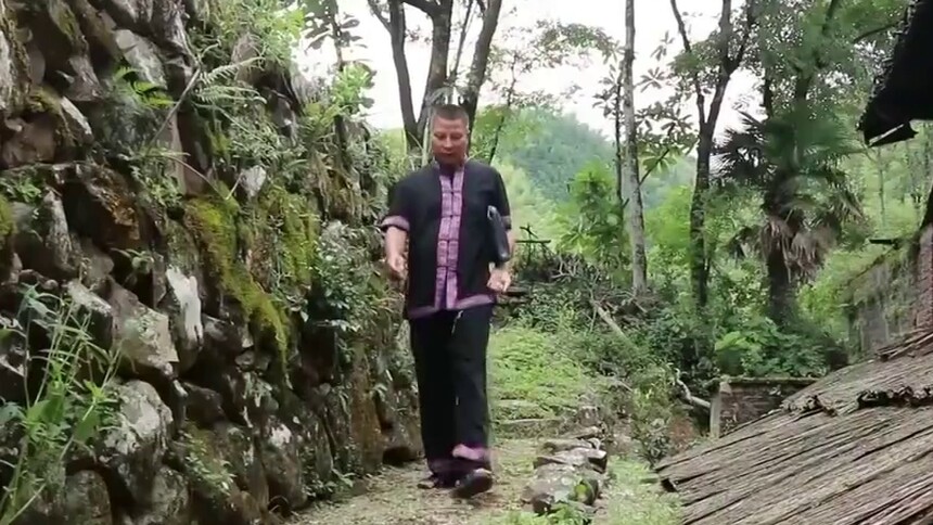 （脱贫攻坚群英谱）脱贫攻坚干部考察调研 赵雪旺：用瑶药“金钥匙” 打开瑶山致富门