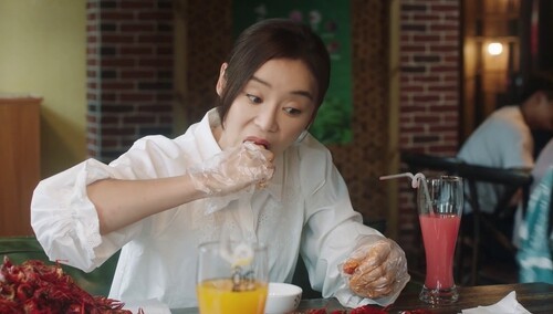 沙鸥成大胃王吃满桌小龙虾 称濮书记抠门