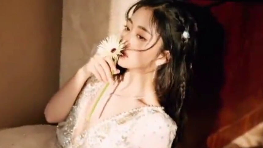 谭松韵星钻纱裙精致优雅，置身暖黄光影温柔静好，氛围超有feel~