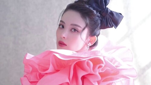 【ELLE风尚大典】娜扎形容自己今天的造型也是像盛开的花朵！不，你是盛开的粉玫瑰花仙子！