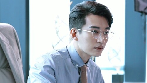现场直击：莫总PK莫儿 上下班的反差萌
