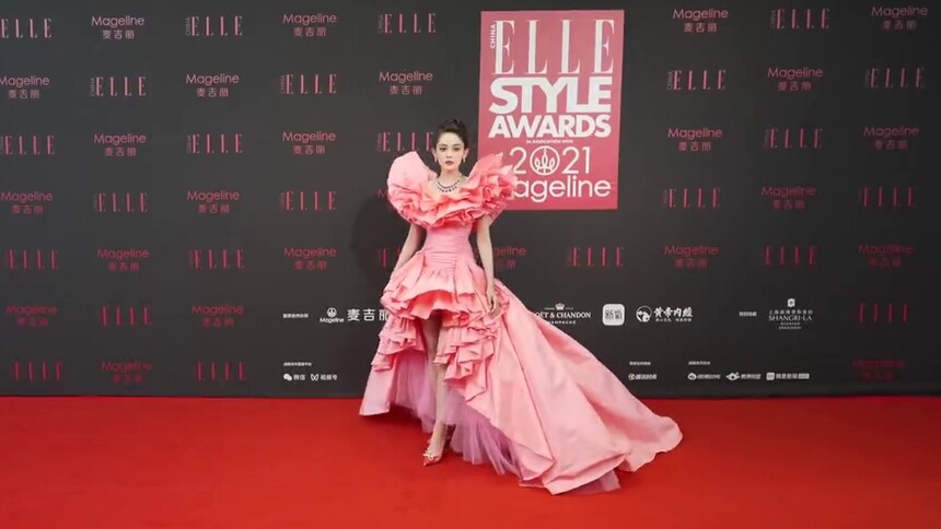 【ELLE风尚大典】古力娜扎粉色花苞裙坐实生图王者，不只是“发际线富翁”，今天更是“红毯优等生”