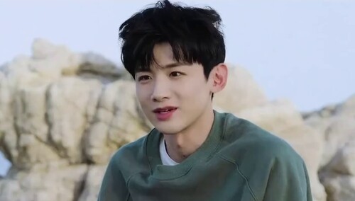 【时尚芭莎】LET ME ASK：白敬亭十问实答：“属于我的人生关键词是突破“