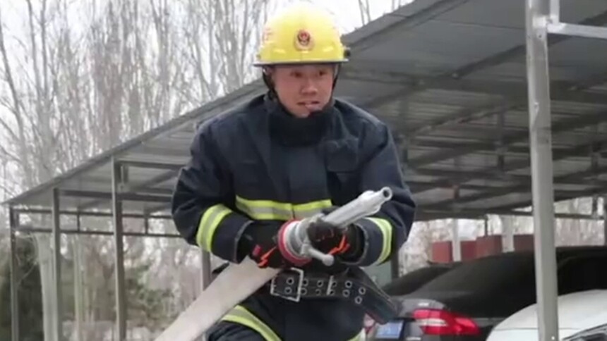 消防员柳敏斗，好样的！