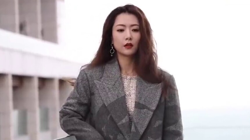 浪姐白冰秋日天台大片拍摄，风太大居然差点走光？