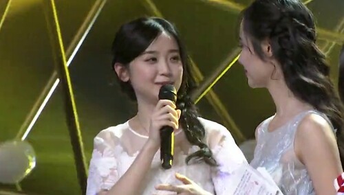 金雯昕回归城堡 王曼玉恶搞“小短腿”Y-Top