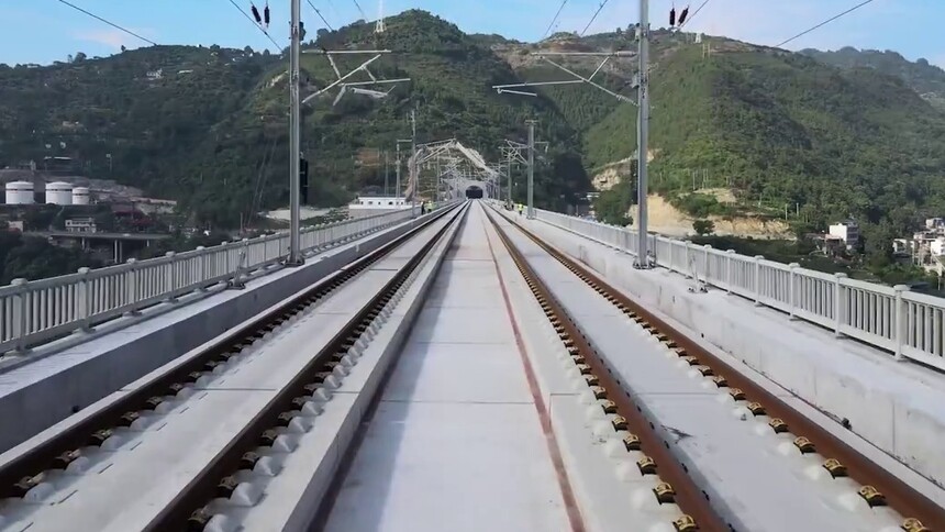 郑万高铁全线轨通 重庆段静态验收进入尾声