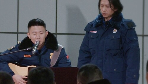 张淇王博合作表演《写给消防员的歌》走心弹唱祝愿家和万事兴