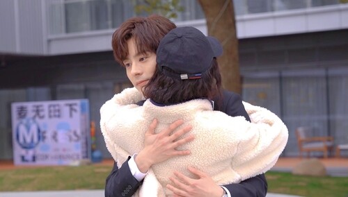 花絮：剧组可爱瞬间！魏哲鸣熊抱潘美烨氛围感超好！