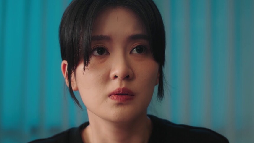 《沉睡花园》第11集看点：肖潇收到带血包裹拿武器开门
