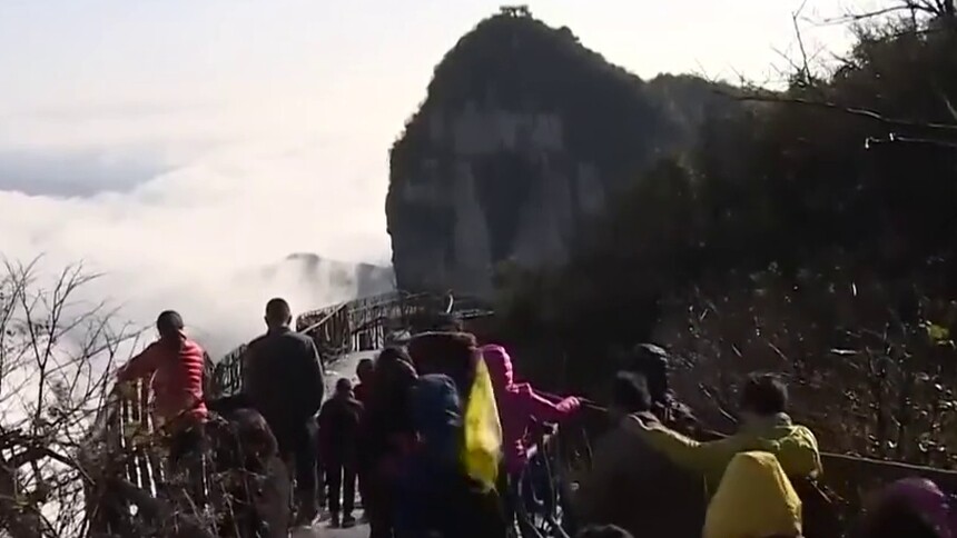 张家界：辞旧迎新同登高 黄石寨里迎客来