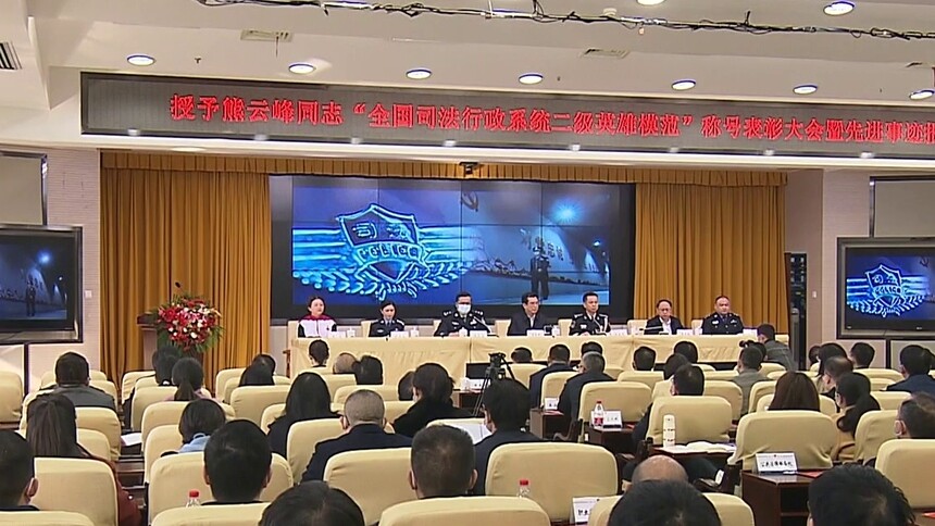 湖南 熊云峰：党员红 警察蓝 医者白 为使命而战