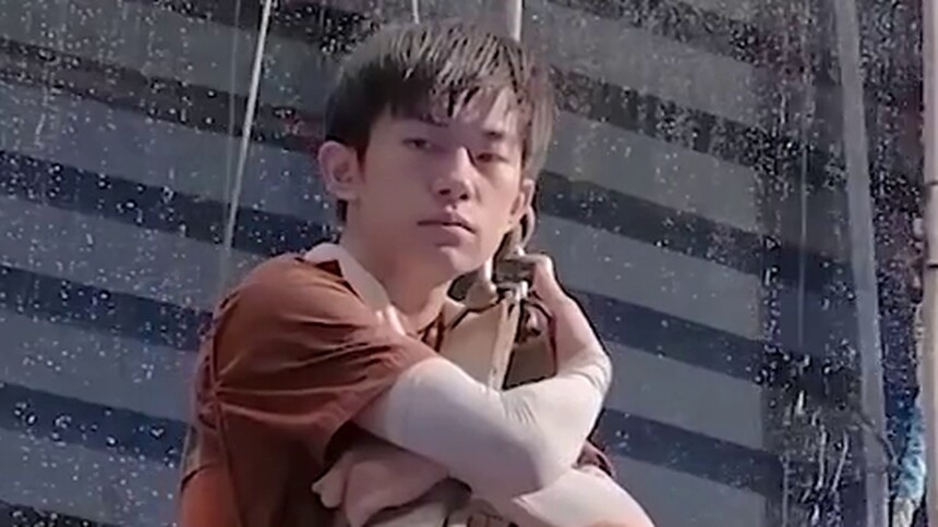 《奇迹》花絮曝光！易烊千玺看到许君聪一秒破功