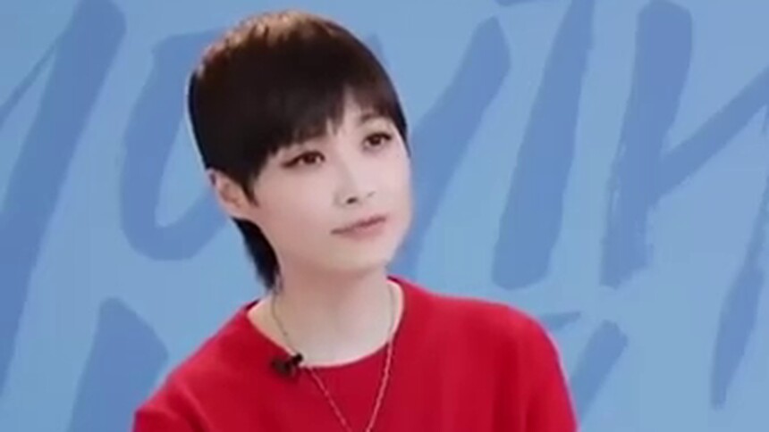 李宇春连环cue云Lisa，宛如场外求助，慢热的春春子太可爱啦