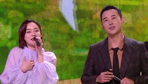 小年夜快乐！罗晋袁姗姗嗨唱《带着幸福来见你》