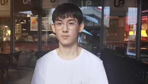 营业中！蒋熠铭模仿猫咪