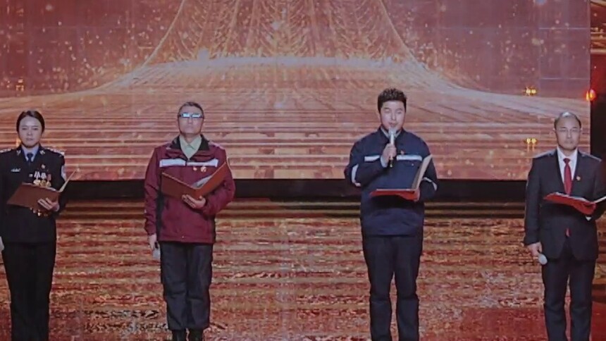 演讲纯享：党员代表朗诵《奋斗在黄金时代的春天》 见证他们对于人民的承诺