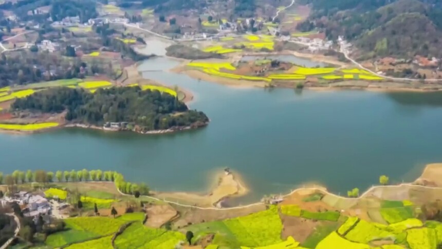 春到海子花满地
